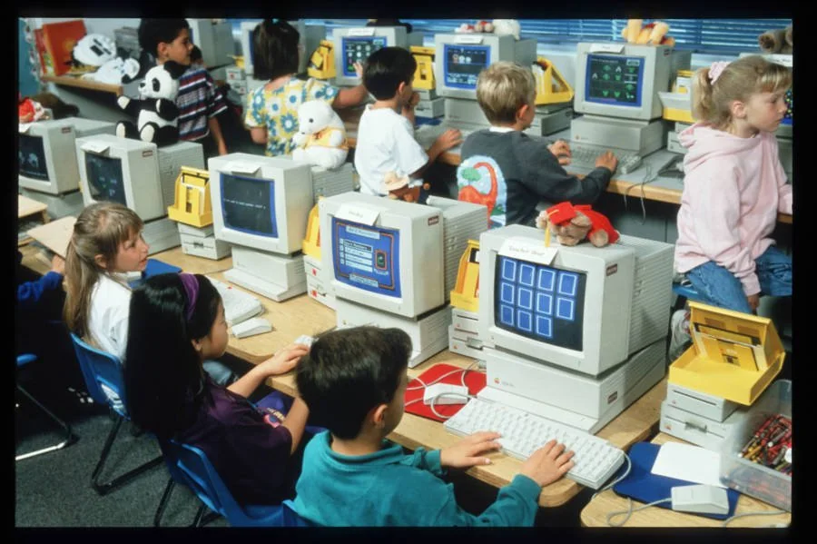Diferentes dispositivos de computação usados no contexto escolar