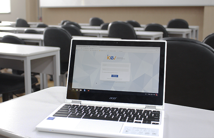 Chromebooks distribuídos em programa escolar
